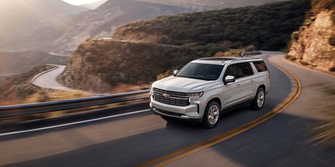Chevrolet Suburban 2023, camioneta grande con tracción 4x4 y rines en aluminio de 22 pulgadas