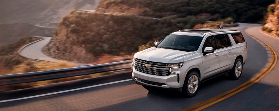 Chevrolet Suburban 2023, camioneta grande con gran rendimiento, rines en aluminio de 22 pulgadas, techo panorámico y más
