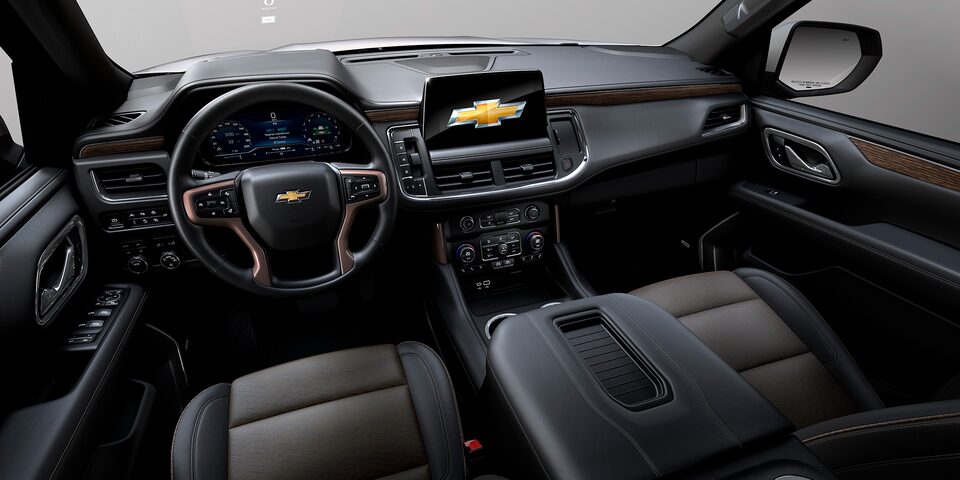 Diseño interior y elegante de Chevrolet Tahoe 2023 con consola central de tapa y sonido BOSE